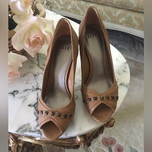 ELLE NWOT heels never worn tan size 6.5